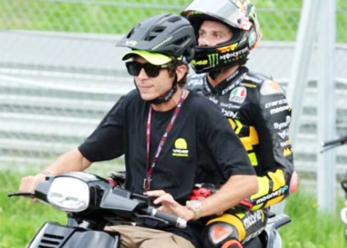 Kisah Tak Terlupakan! Rossi jadi 'Tukang Ojek' bagi Bezzecchi dalam Sesi Latihan MotoGP Austria 2023