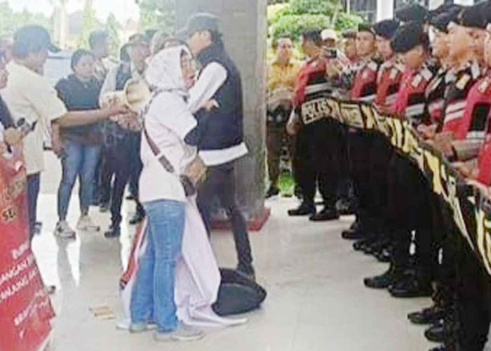 Ratusan Warga Tanjung Batu Tulung Selapan Demo di Kantor Bupati OKI, Tuntut Pemecatan Kepala Desa