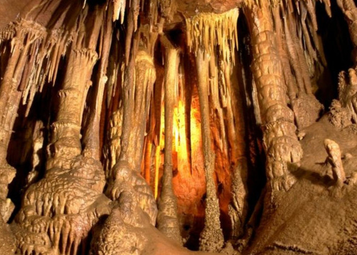 Ini Lho Misteri Goa Asnawi: Stalaktit Megah, Stalagmit Unik, dan Kolam Alami yang Sangat Indah!