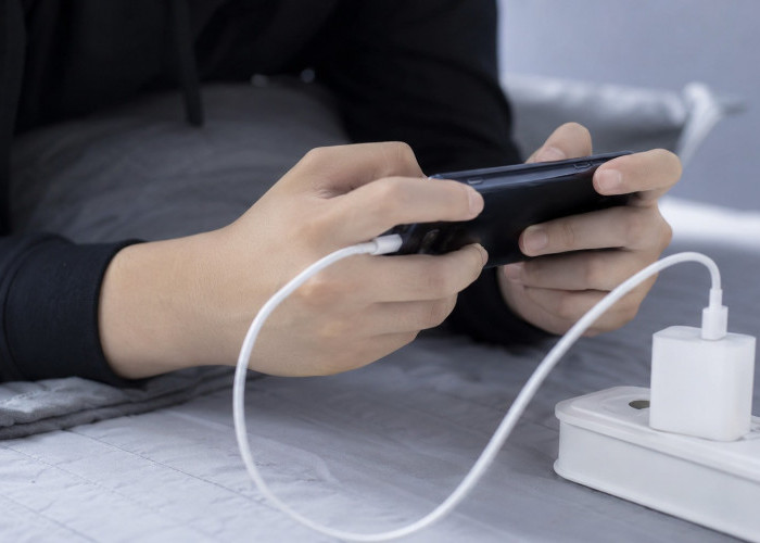 Sering Main HP Saat Charging? Simak Dampaknya Sebelum Terlambat