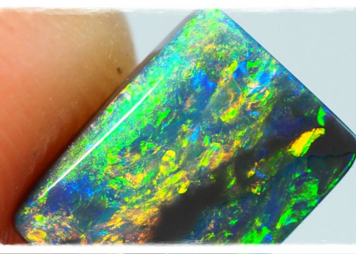Optik Mengagumkan Black Opal Lightning Ridge: Keindahan Permainan Cahaya dan Bayangan yang Abadi