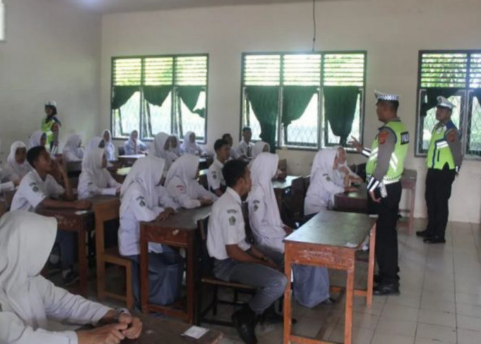 Aipda Prayitno Pimpin Police Goes to School Upayakan Keselamatan Dini Berlalu Lintas di MAN 1 Banyuasin
