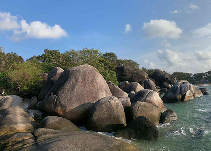 Pesona Pantai Tanjung Tinggi: Destinasi Ikonik di Belitung