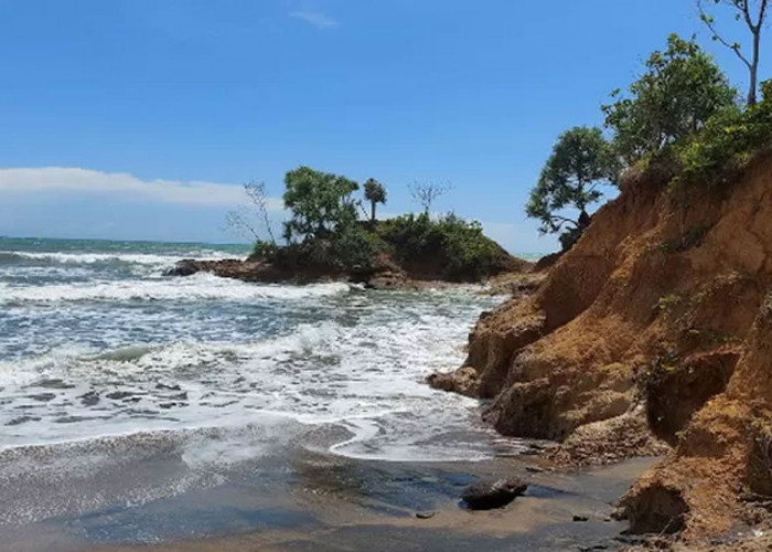 Menikmati Keindahan Danau Pinggir Pantai di Desa Padang Betuah