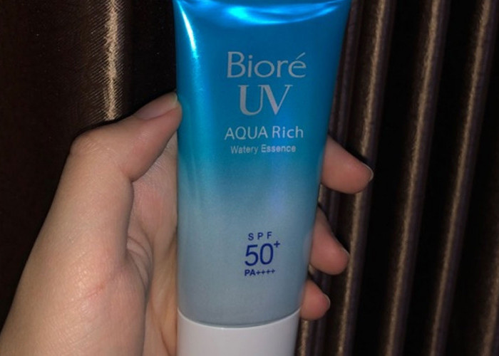  Bioré UV Aqua Rich SPF 50 : Formula Ringan yang Cepat Meresap ke Dalam Kulit