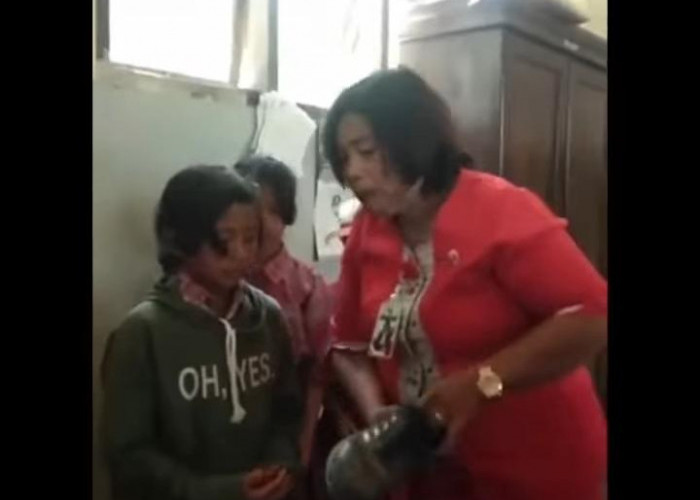 Siswi SD Menggelar Jualan Mie di Sekolah untuk Membeli Topi dan Sepatu