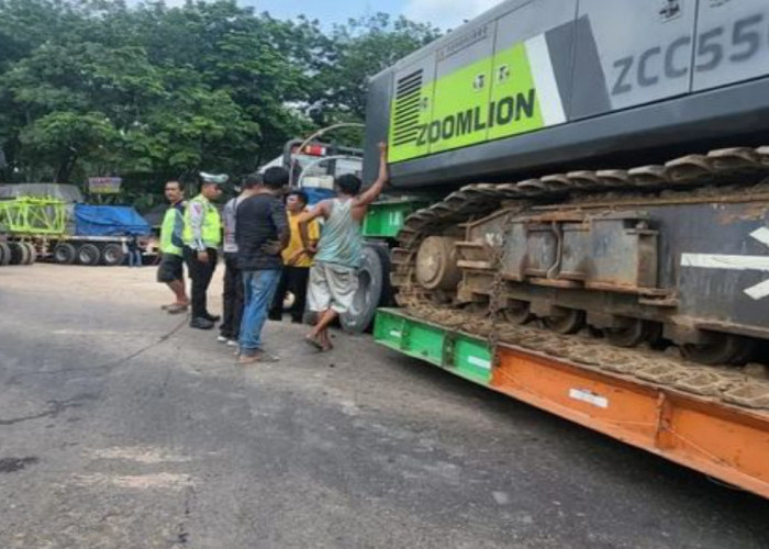 Truck Trailer Tersangkut di KM. 53 Jalintim Personil Satlantas Banyuasin Hadapi Tantangan