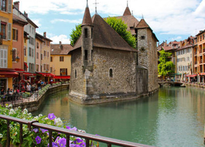 Uzès, Prancis: Pesona Kota Kecil yang Penuh Karakter