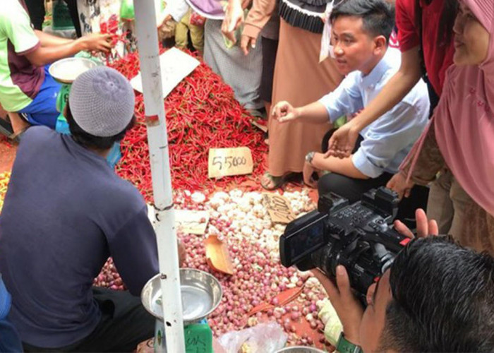 Kejutan di Pasar 26 Ilir Palembang! Gibran Rakabuming Raka Borong Cabai dan Langsung Dibagi ke Warga Palembang