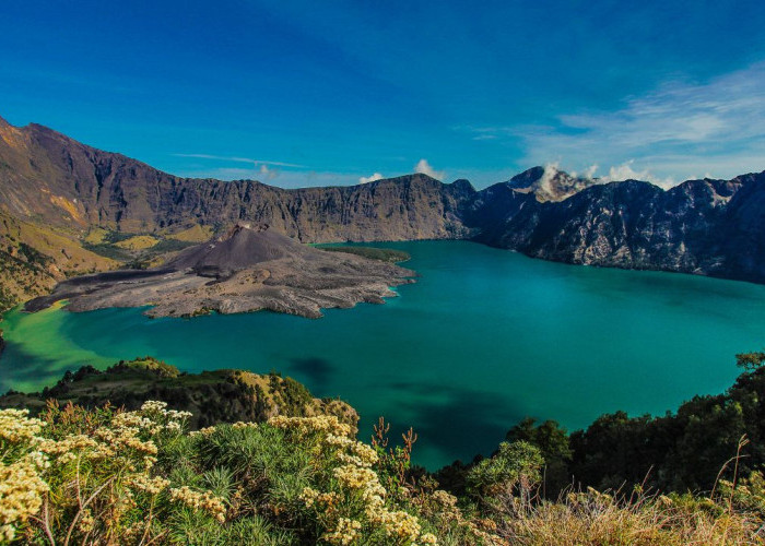 Pesona Wisata Alam Gunung Rinjani, Surga Tersembunyi di Pulau Lombok!