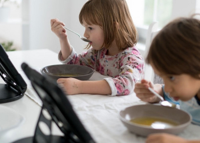 Apakah Anak Makan Sambil Nonton Gadget Bisa Sebabkan GTM? Simak Penjelasan Dokter