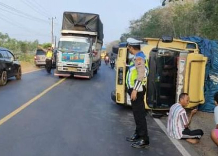 Evakuasi Truk Terguling di Jalintim KM. 22 Respon Cepat Satlantas Banyuasin