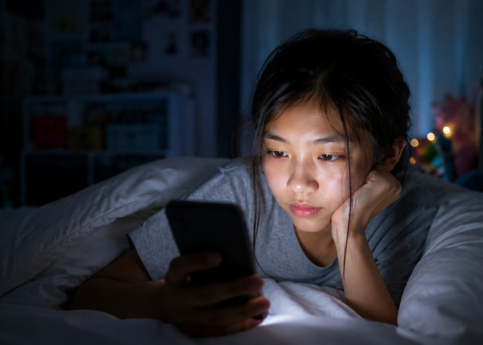 Terlalu Lama Main Gadget? Waspadai Dampaknya bagi Kesehatan