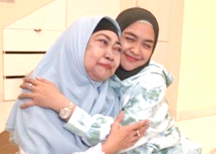Ria Ricis Minta Doa untuk Ibu di ICU Arab Saudi, Berharap Visa Disetujui