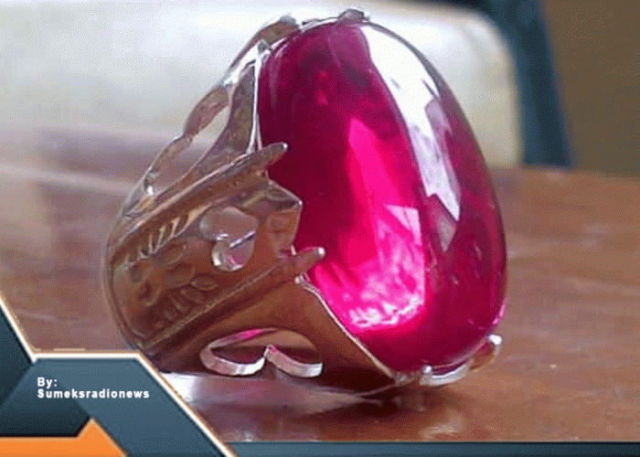 Batu Ruby Star: Kilauan Merah yang 'Fashionably Fierce' Mengguncang Dunia Perhiasan!