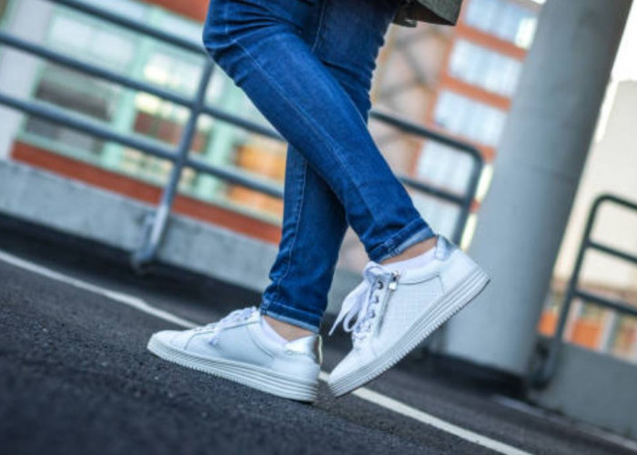 Sneakers dan Skinny Jeans: Kombinasi Gaya Kasual yang Tak Pernah Salah Lho!