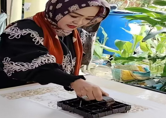 PJ Dekranasda Banyuasin Merry Hani Rustam Ikuti Pelatihan Pembuatan Batik Kain Jumputan