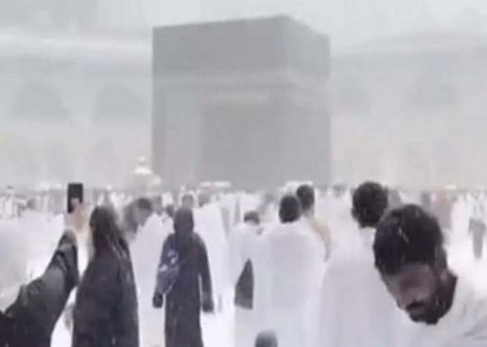 Jamaah Umrah Tetap Melakukan Thawaf di Tengah Hujan Deras dan Angin Badai di Makkah