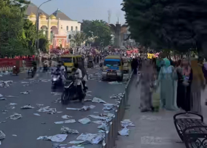  Sholat Idul Adha Dengan Alas Kertas Sliweran Dijalan, Netizen Ingatkan Kebersihan