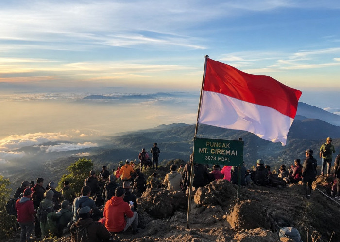 Hari Kemerdekaan Jadi Momen Favorit, Ribuan Pendaki Ramaikan Jalur Gunung