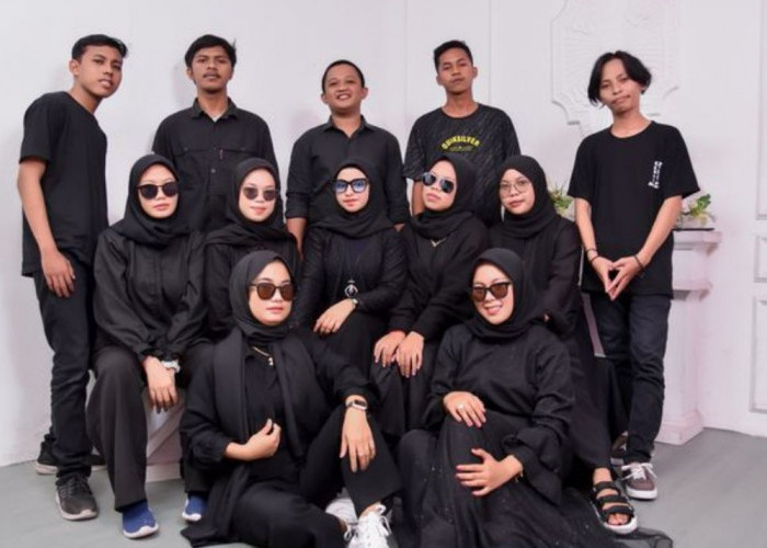 OOTD Foto Studio: Inspirasi Tampilan Seragam untuk Foto Bareng Keluarga Kamu Nih!