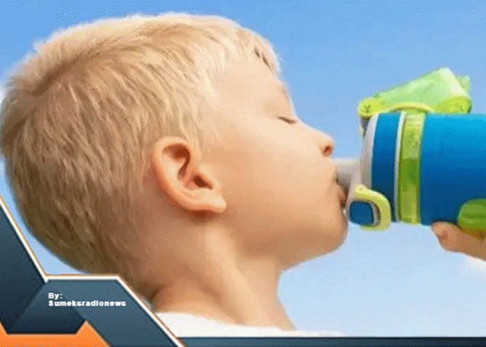 Stay Hydrated, Stay Cool! Tips Minum Cukup Buat Anak-anak Aktif di Liburan