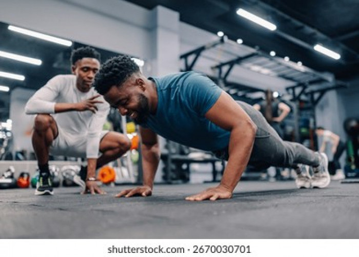 Cuma Modal Lantai: Rahasia Dada Bidang dan Lengan Kekar Tanpa Perlu Bayar Member Gym!