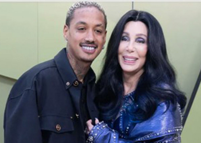 Bangga Pacaran Beda Usia 40 Tahun Lebih Muda, Cher: Kena Omongan sendiri !