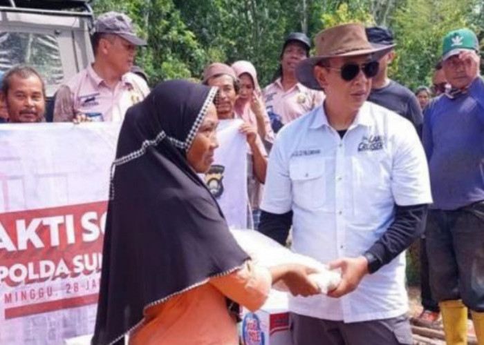 Bakti Sosial Kapolda Sumsel dan Komunitas Jeep, Bagikan Bantuan Sembako untuk Korban Banjir Palembang  