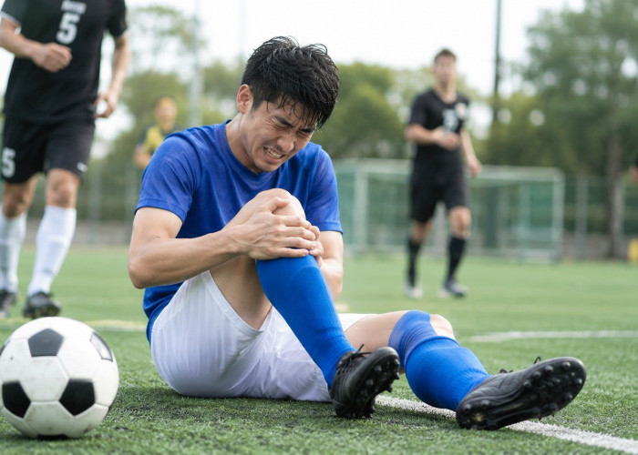 Bermain Lebih Aman, Ini Tips Menghindari Cedera Saat Bermain Sepak Bola