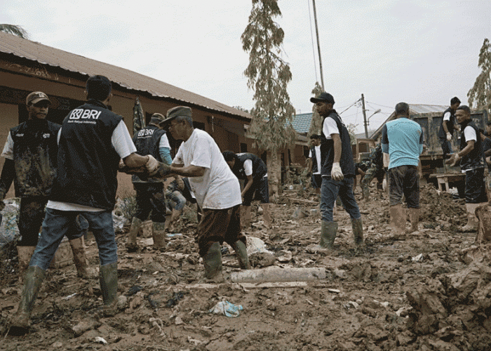 BRI Peduli Kerahkan 70 Relawan Bersihkan SD Negeri Tugu Upah Aceh Tamiang Pascabencana