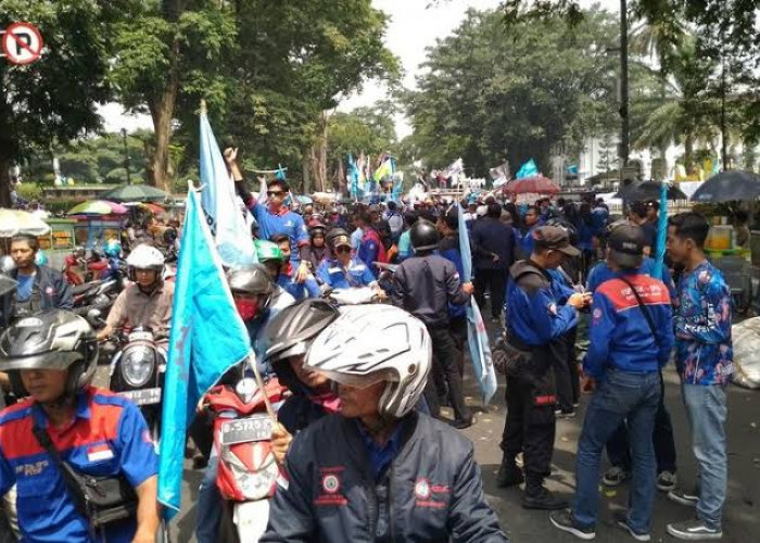 Breaking News : Hari ini Demo Buruh Se-Jawa Barat Demi Revisi UMK. 