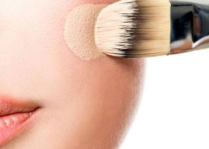 8 Cara Mencegah Makeup Cakey, Foundation Aman Anti 'Longsor'