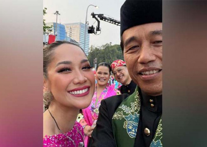 Momen Selfie Bunga Citra Lestari dan Presiden Jokowi dalam Acara Istana Berkebaya