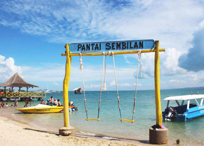 Menyusuri Pasir Putih di Pantai Sembilan, Madura