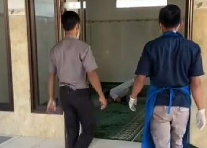 Meninggal Saat Sujud? Ternyata Ketiduran! Viral di Medsos Memancing Berbagai Komentar