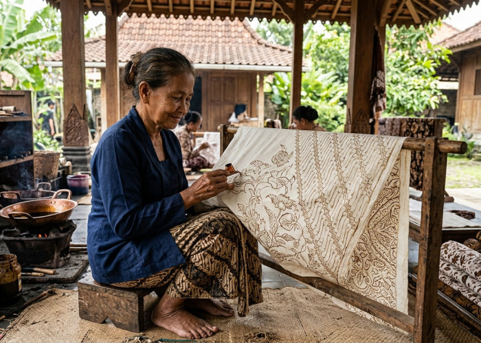 Dari Canting ke Catwalk: Bagaimana Seni Batik Bertahan dan Memikat Generasi Z