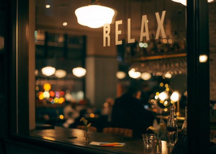 Musik Latar yang Bikin Betah: Suasana Coffee Shop Diciptakan Lewat Pilihan Playlist yang Chill!