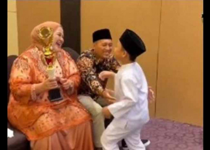 Viral Bocah Laki-Laki Juara Khatam Quran Sambut Ayah dan Ibu dengan Penuh Kasih Sayang