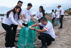 Dukung Gerakan Indonesia ASRI, BRI Peduli Ajak Warga Bersih-bersih Pantai Kedonganan Bali