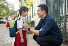 Ayah Mengantar Anak ke Sekolah, Momen Sederhana yang Berdampak Besar