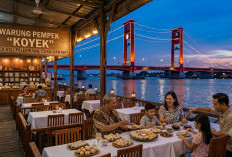 Kulineran Estetik: Makan Pempek Lemak Sambil Menikmati Megahnya Jembatan Ampera!