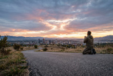 Kupilih Kau Jalur Langit: Ketika Doa Menjadi Strategi Paling Romantis